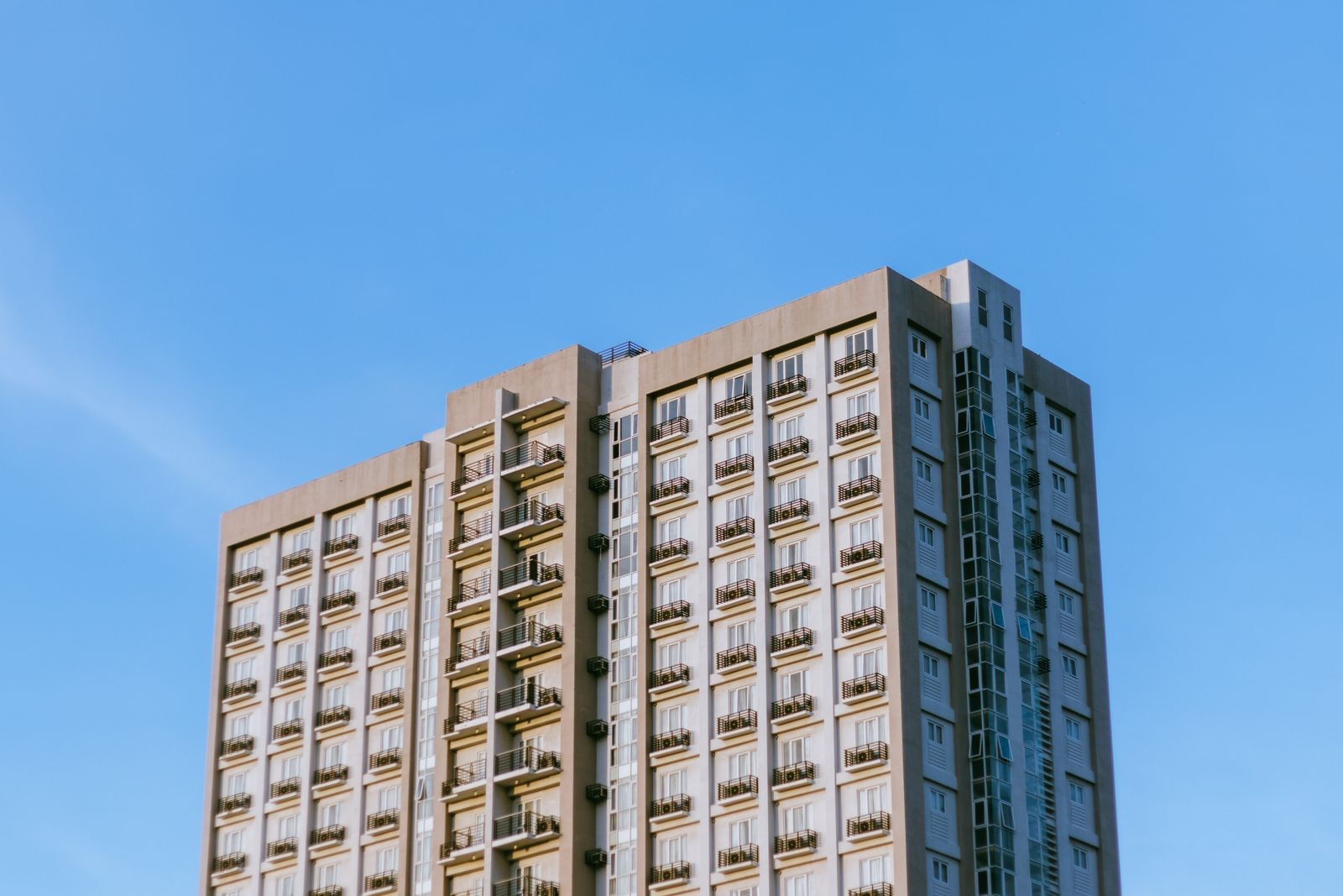 A high-rise apartment building