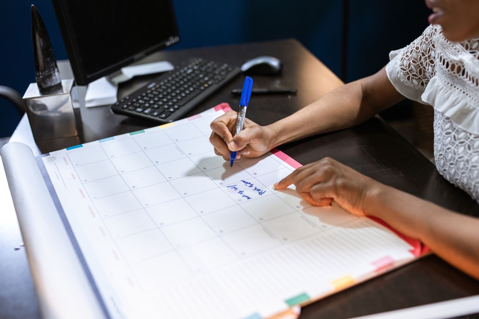 Writing a date in a desk calendar